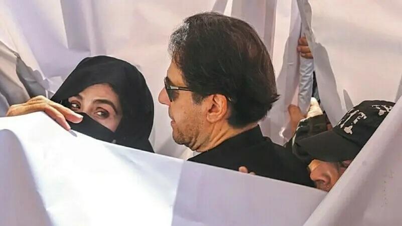 الحكم على عمران خان وزوجته بالسجن 14 عاما