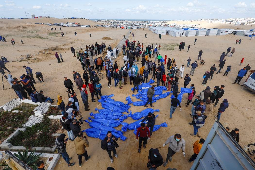 فلسطينيون يدفنون عشرات الجثامين في غزة بعد تسلمها من إسرائيل