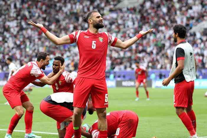 نجم دفاع المنتخب يزن العرب يوقع على كشوفات نادي معيذر القطري