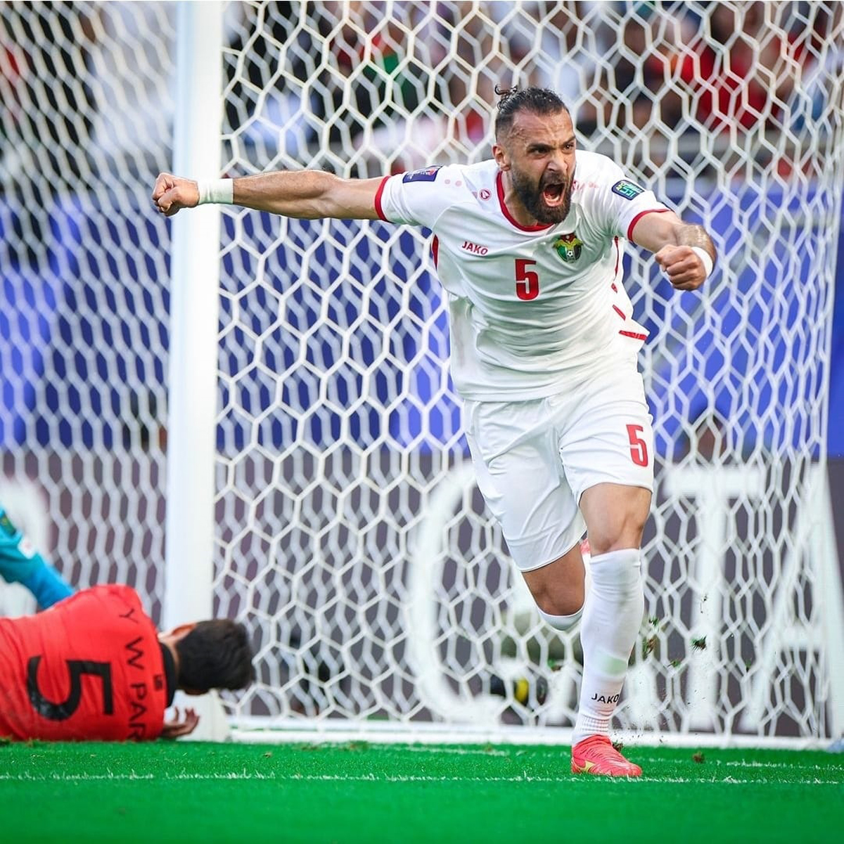 لاعب المنتخب الوطني يزن العرب يتعاقد مع معيذر القطري