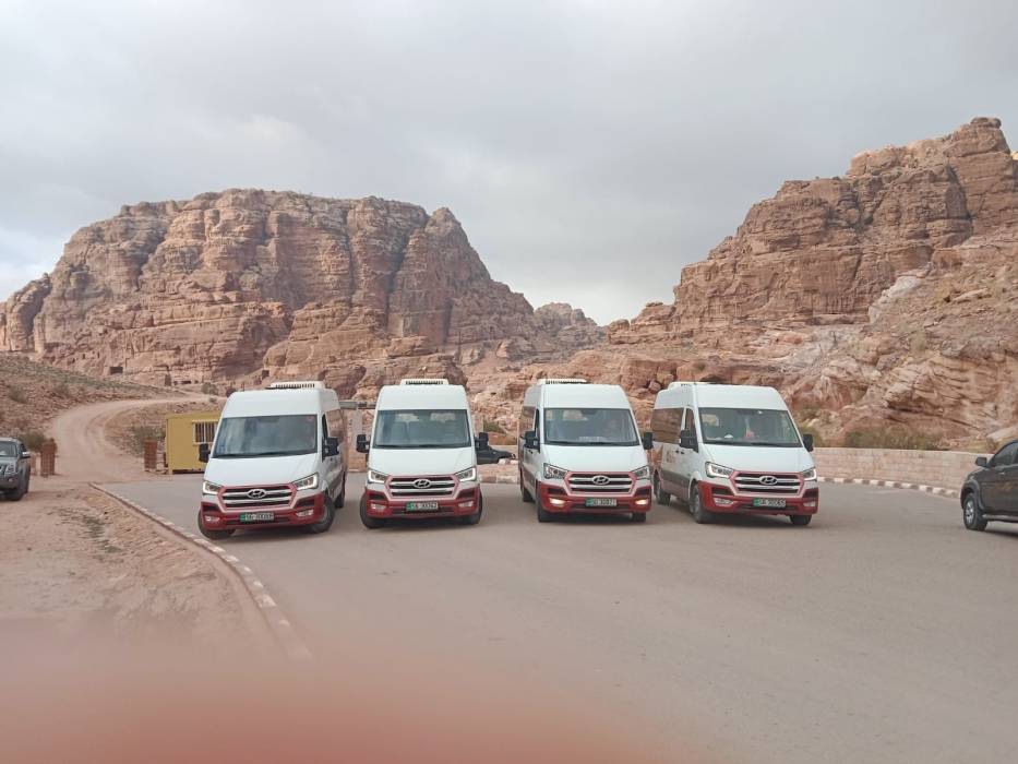 سلطة إقليم البترا تبدأ بالتطبيق التجريبي لخطة النقل الجديدة