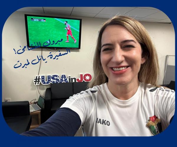 السفيرة الأمريكية في عمان  ترتدي قميص المنتخب: مبروك للنشامى