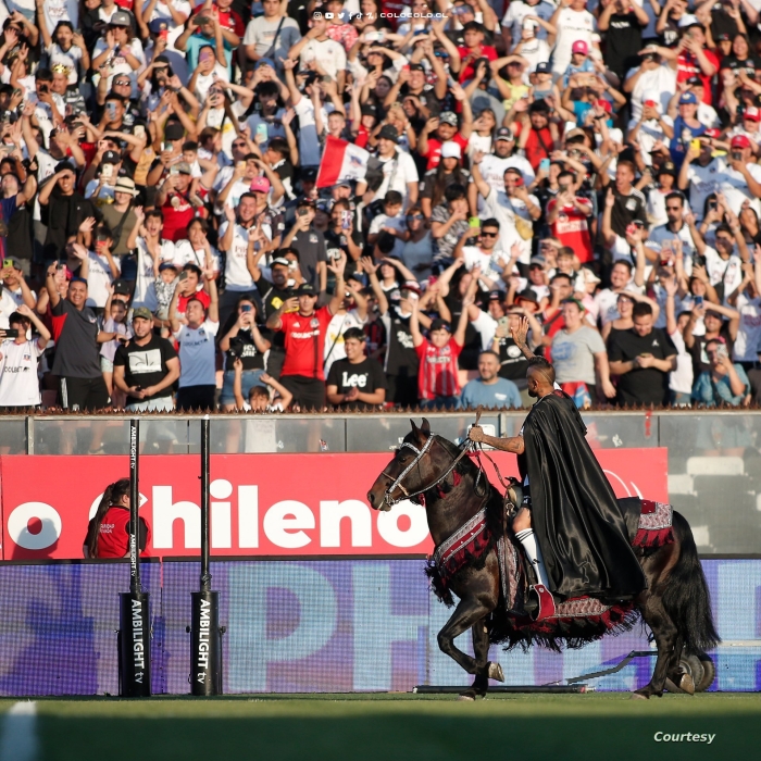 مرتدياً زي الملك .. فيدال يعود إلى نادي طفولته على ظهر حصان