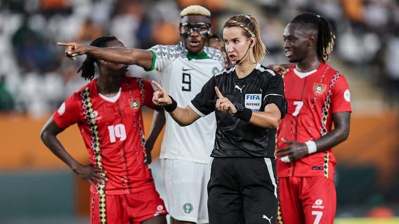 كأس إفريقيا.. المغربية كربوبي حكمة وشرطية وأم