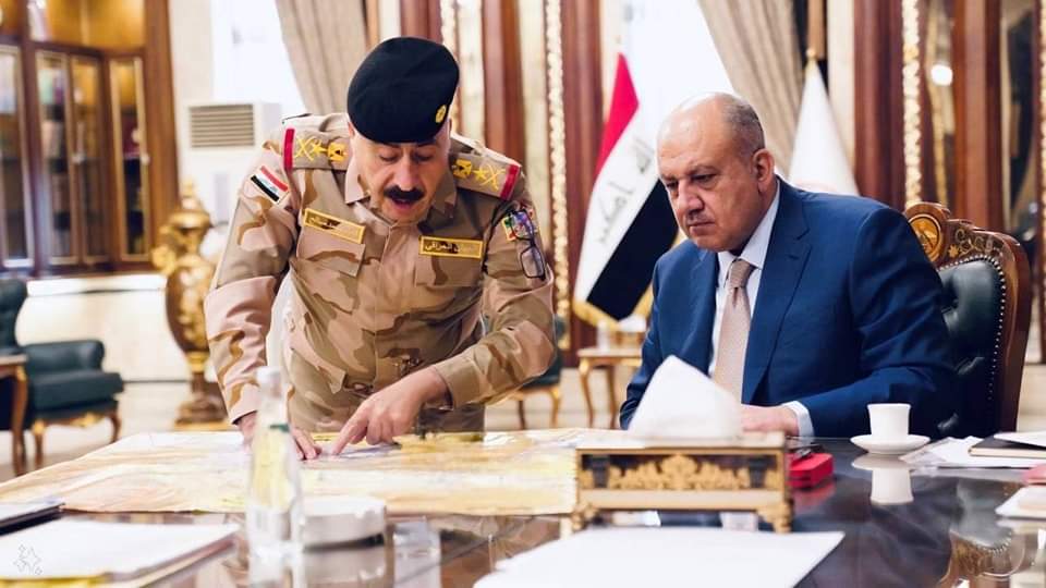 وزير الدفاع يستمع إلى إيجاز قائد القوات البرية العراقية...صور