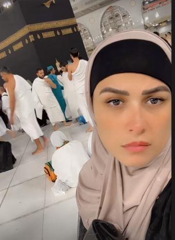 بعد جدل انفصالها.. ياسمين عبد العزيز تؤدي مناسك العمرة