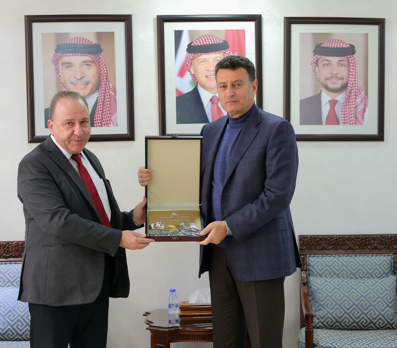 الصفدي يتسلم من مدير الشؤون الفلسطينية كتاب المكارم والخطوات الملكية لدعم المخيمات