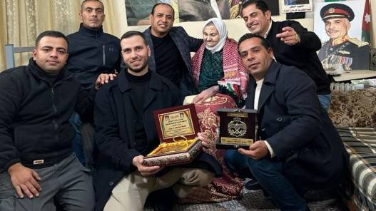 وفد من قيادة المستشفى الميداني الأردني نابلس1 يزور سيدة عالجت جنود أردنيين عام 1967