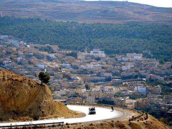 أراضي الطفيلة تهنئ موظفيها بالترفيع الجوازي