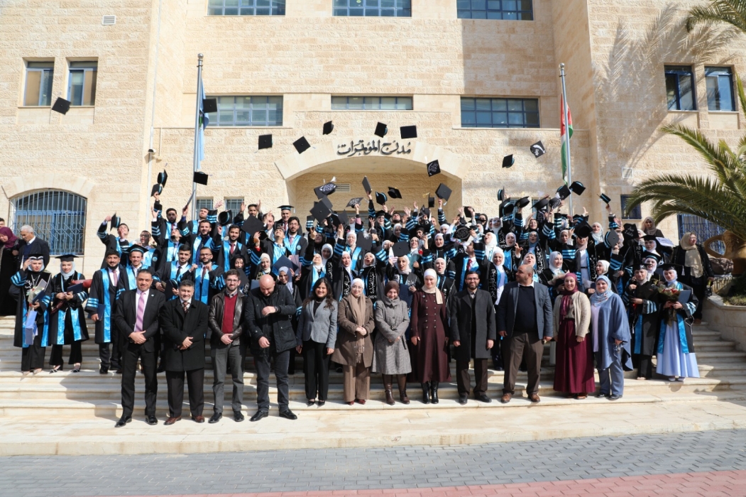 خريجو الصيدلة في جامعة الزرقاء يؤدون قسم المهنة