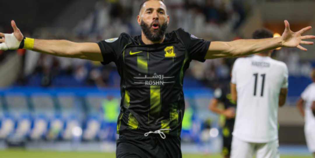 بنزيما يثير الجدل بحذف صوره بقميص الاتحاد