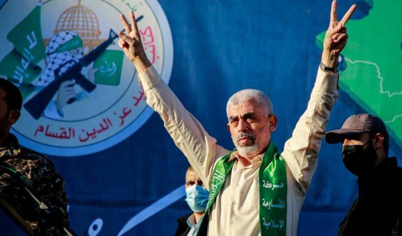 إعلام إسرائيلي للسنوار: يمكنك رفع شارة النصر.. أنت تتحكم في حكومتنا