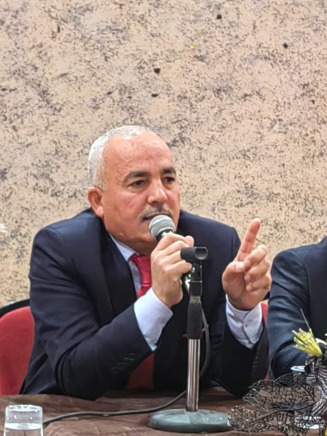 مدير الزرقاء الأولى يلتقي رؤساء الأقسام ومديري ومديرات المدارس