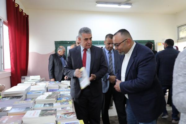 العياصرة يرعى معرض حرف في كتاب بمدرسة الشونة الثانوية