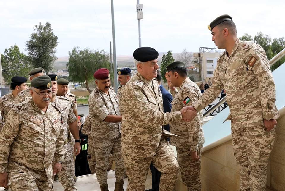 اللواء الركن الحنيطي يزور مستشفى الأمير علي بن الحسين ويعود مصاب حرس الحدود...صور