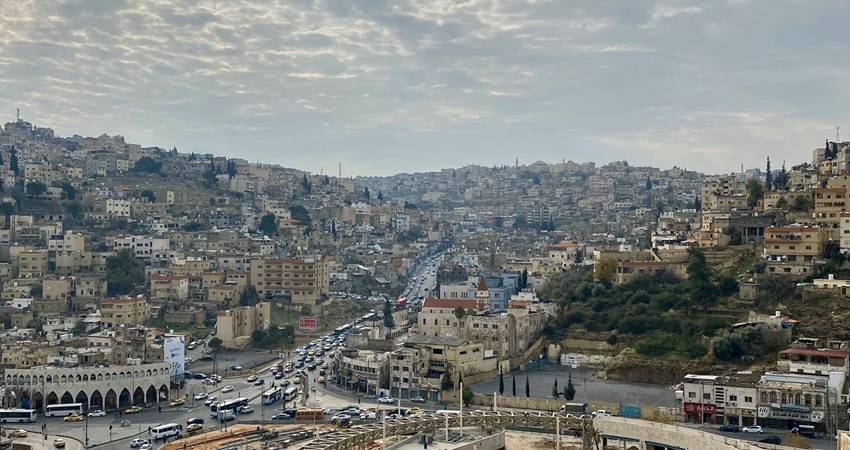 أجواء باردة في أغلب المناطق وسط زخات في شمال ووسط المملكة اليوم