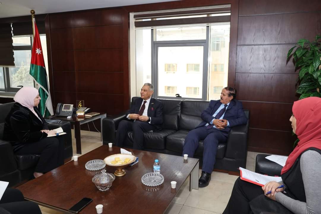 وزيرة النقل تلتقي سفير الجمهورية اليمنية لبحث مجالات التعاون في قطاع النقل.