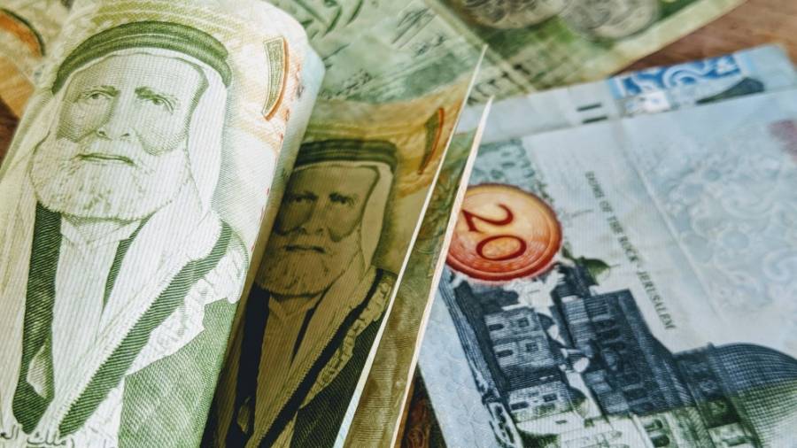 الحكومة تبدأ بصرف الرواتب الخميس