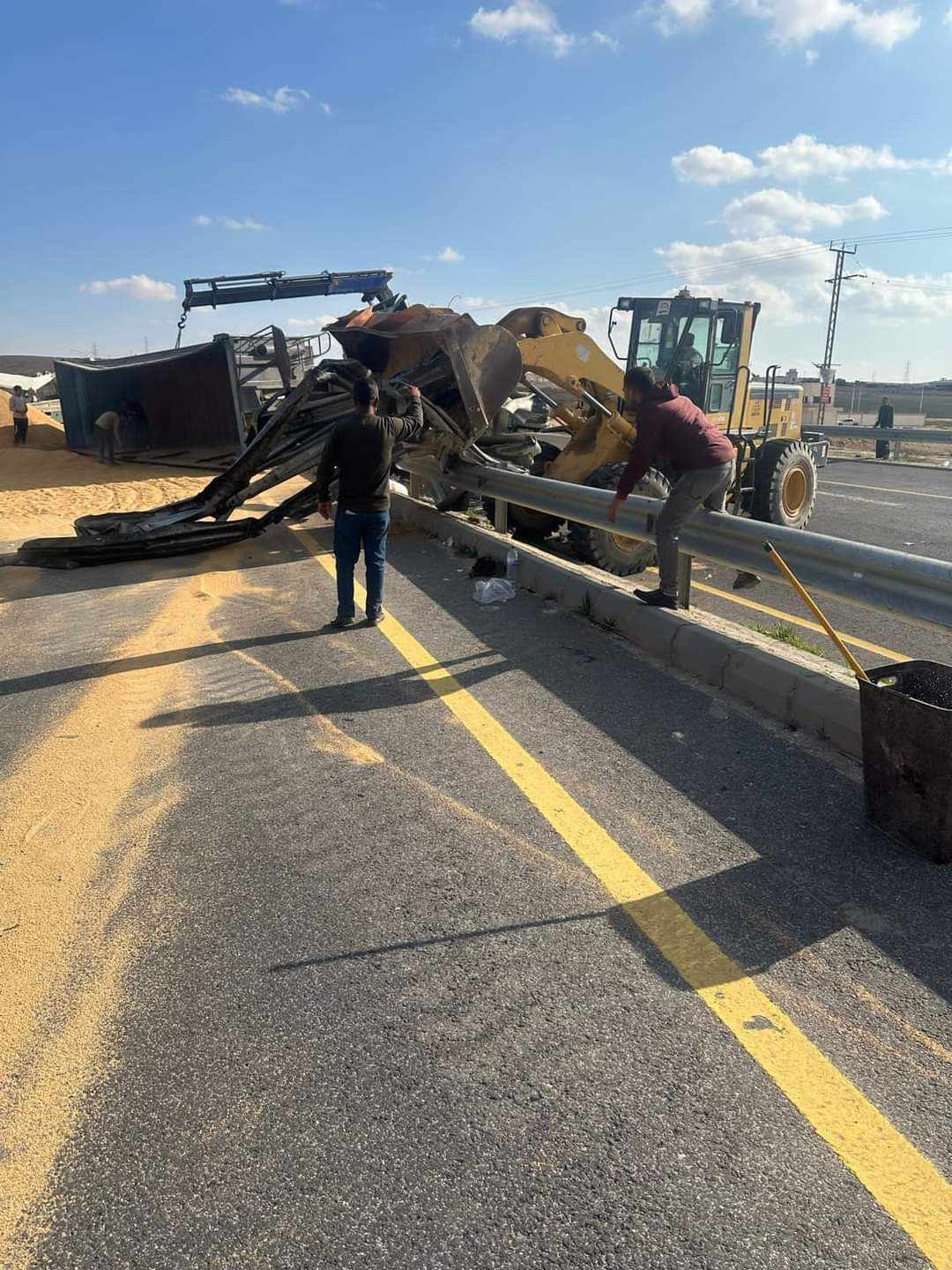 خدمات بلدية الجيزة و فريقا من الدفاع المدني يتعاملان مع حادث انقلاب قلاب شاحنة على الطريق الصحراوي ..صور