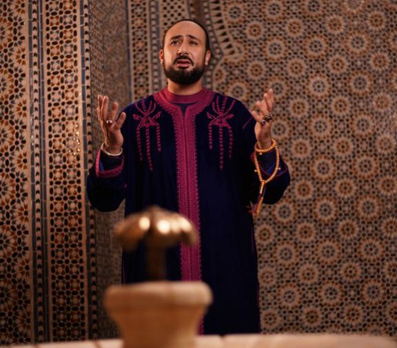 مغني فرقة إبن عربي المغربية يجمع عشرين موسيقي عالمي في كليب على حب النبي إجتمعنا