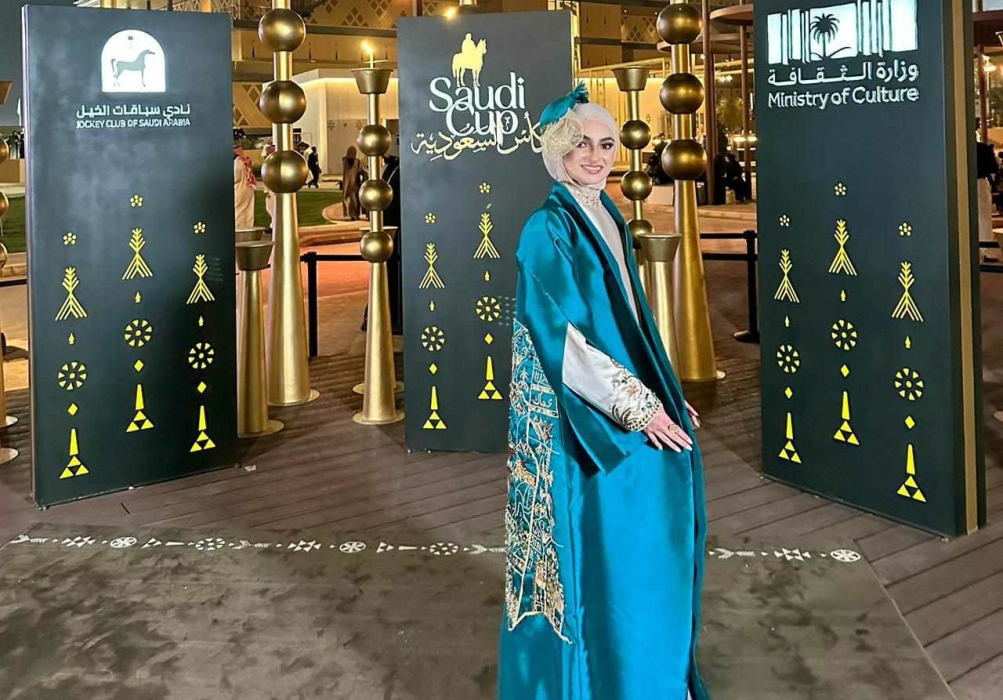 رغد سندي تطل بفستان المليون و النصف غرزة تطريز لخريطة ثقافات مناطق المملكة في كأس السعودية بالرياض برعاية نادي رواد الأزياء