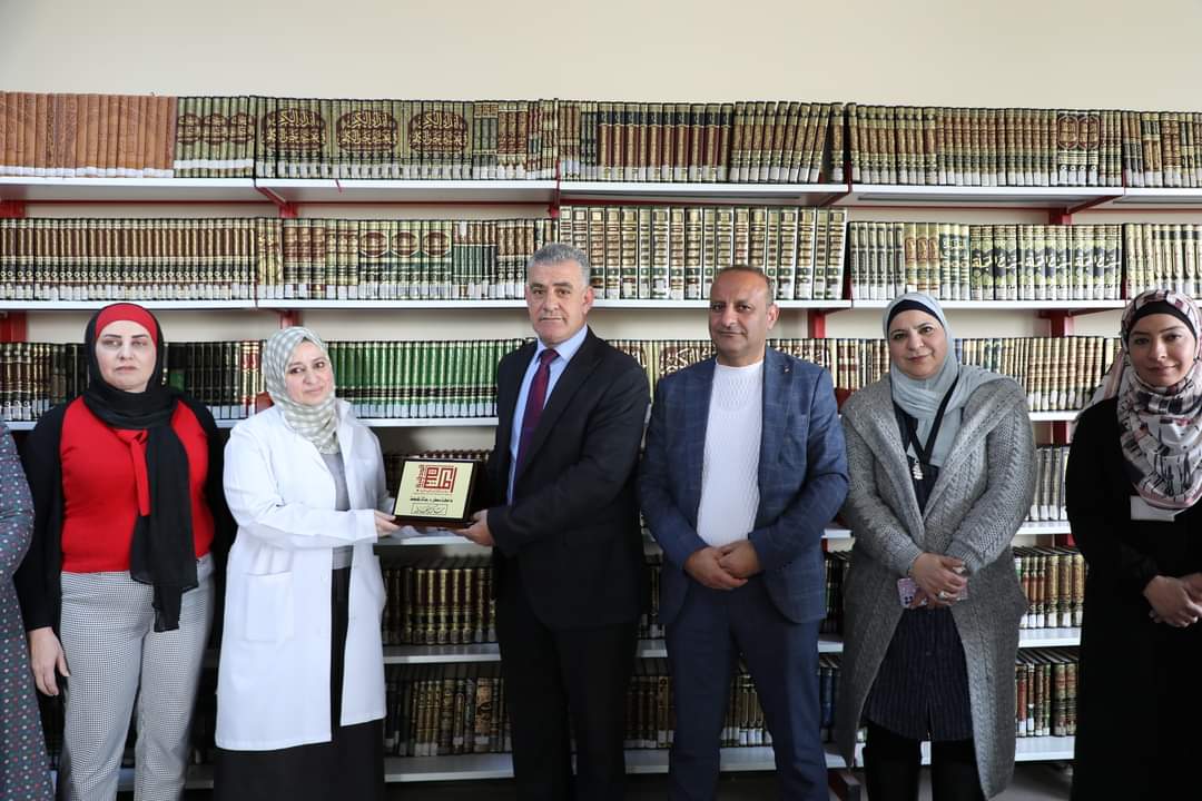 العياصرة يكرم الزميلة زعتر