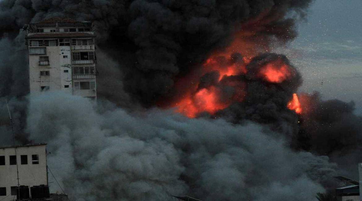 أكثر من 40 غارة إسرائيلية على مدينة حمد والقرارة ودير البلح في قطاع غزة