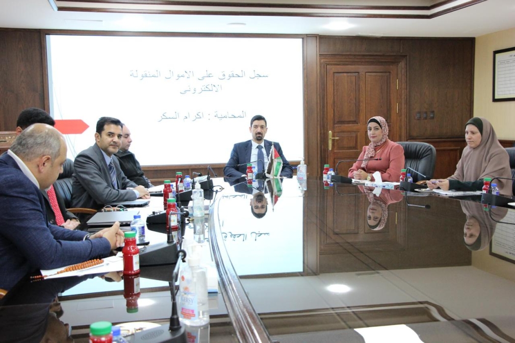 وفدًا بحرينيًا يطلع على تجربة  الصناعة والتجارة  في مجال سجلات حقوق الأموال المنقولة