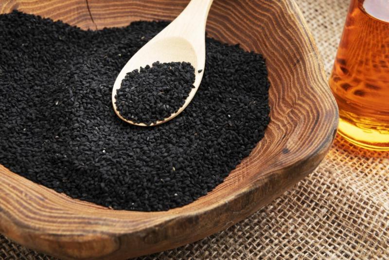 ماذا يحدث في جسمك عند تناول كوب من الماء المضاف له حبة البركة؟