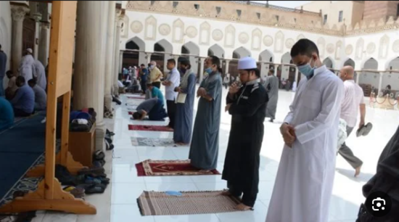 ما حكم رد السلام بالإشارة أثناء الصلاة؟