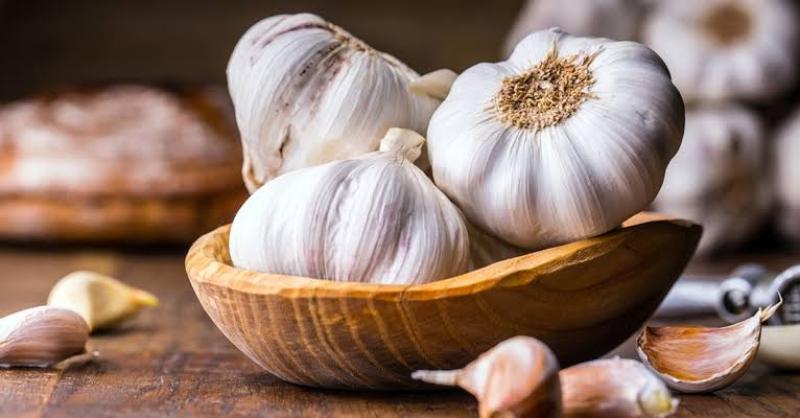 هل تعلم.. مايحدث للجسم عند تناول فص من الثوم قبل النوم؟