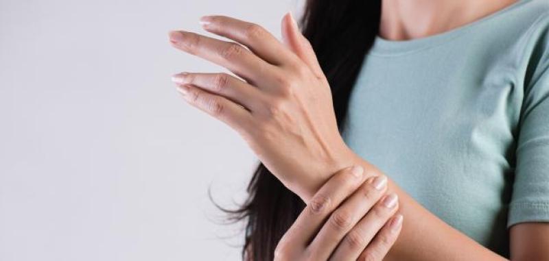 احذر.. تنميل اليدين والقدمين أثناء النوم علامة على هذا المرض