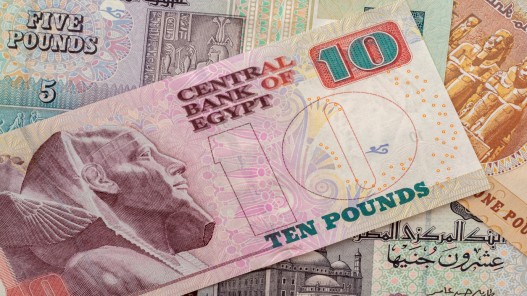 سعر الجنيه يتراجع إلى مستويات قياسية مقابل الدولار الأميركي