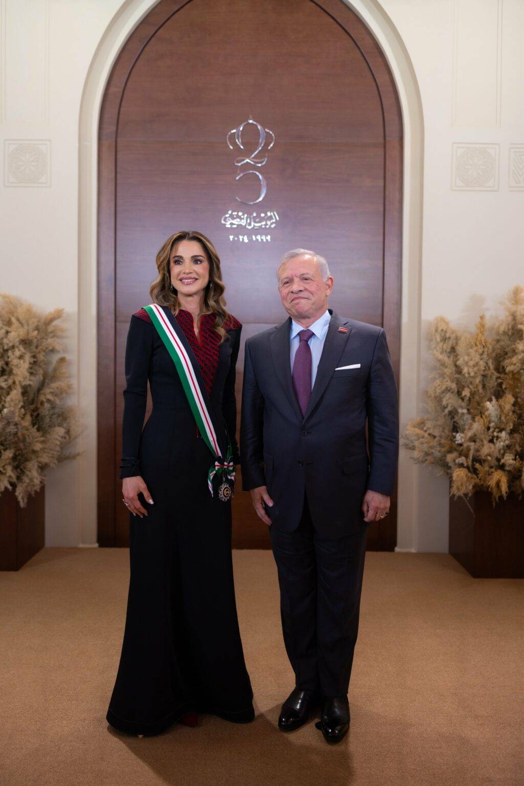 الملك يقلد الملكة وسام النهضة المرصع تقديرا لعطائها المتميز