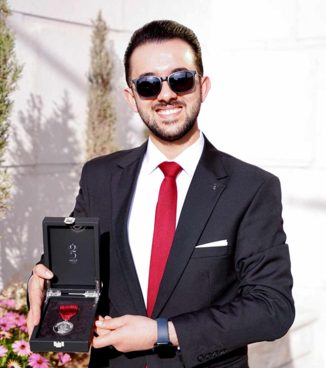 جلالة الملك  ينعم بمداليه اليوبيل الفضي للسيد عامر سامح ابودلو