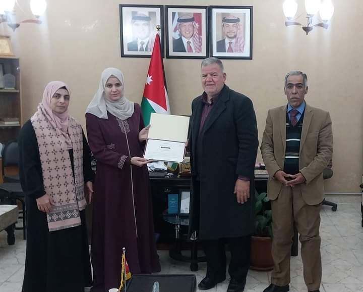 الروابدة يكرّم المعلمة أحلام قزق بشهادة تقدير على مستوى المديرية _صورة