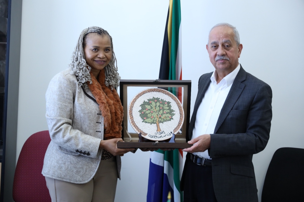 الجغبير يؤكد أهمية تطوير العلاقات الاقتصادية بين البلدين خلال تكريم  سفيرة  جنوب أفريقيا
