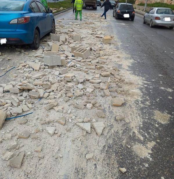سقوط حمولة مركبة شحن محملة بالطوب
