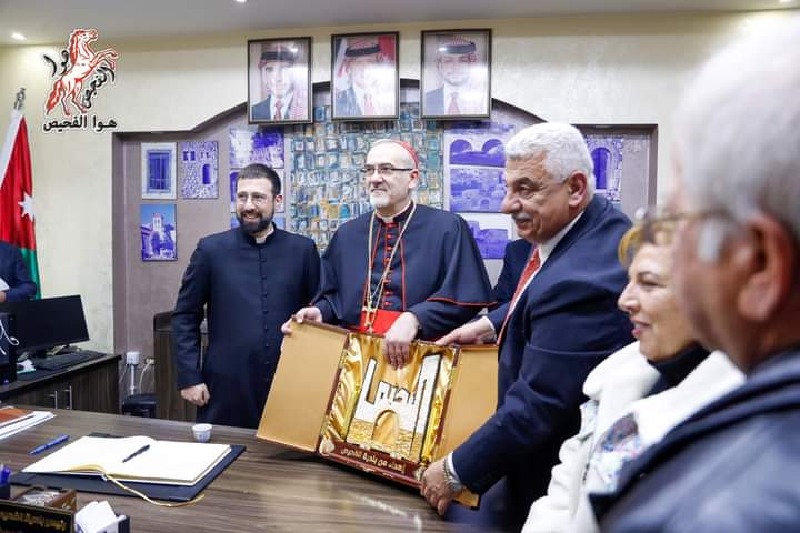 الكاردينال بييرباتيستا بيتسابالا يبدأ زيارته الرعوية إلى الفحيص، وسط استقبال رسمي وديني وشعبي