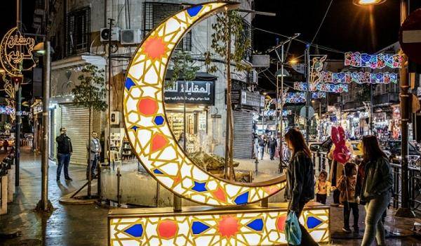 المسلمون يستقبلون رمضان بفرحة ينغصها العدوان على الفلسطينيين