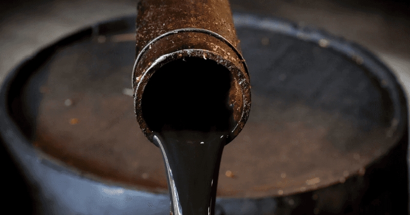 النفط يتجه لإنهاء الأسبوع على ارتفاع بحوالي 4