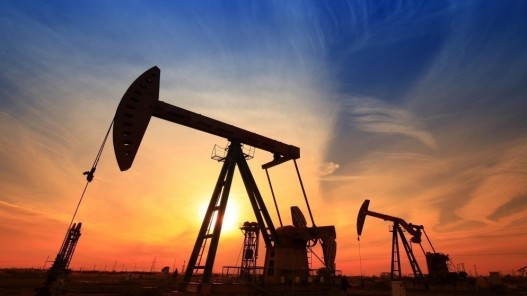 النفط يتراجع مع توقعات بزيادة الصادرات الروسية