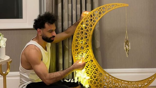 محمد صلاح يحتفل مع ابنتيه مكة وكيان بشهر رمضان