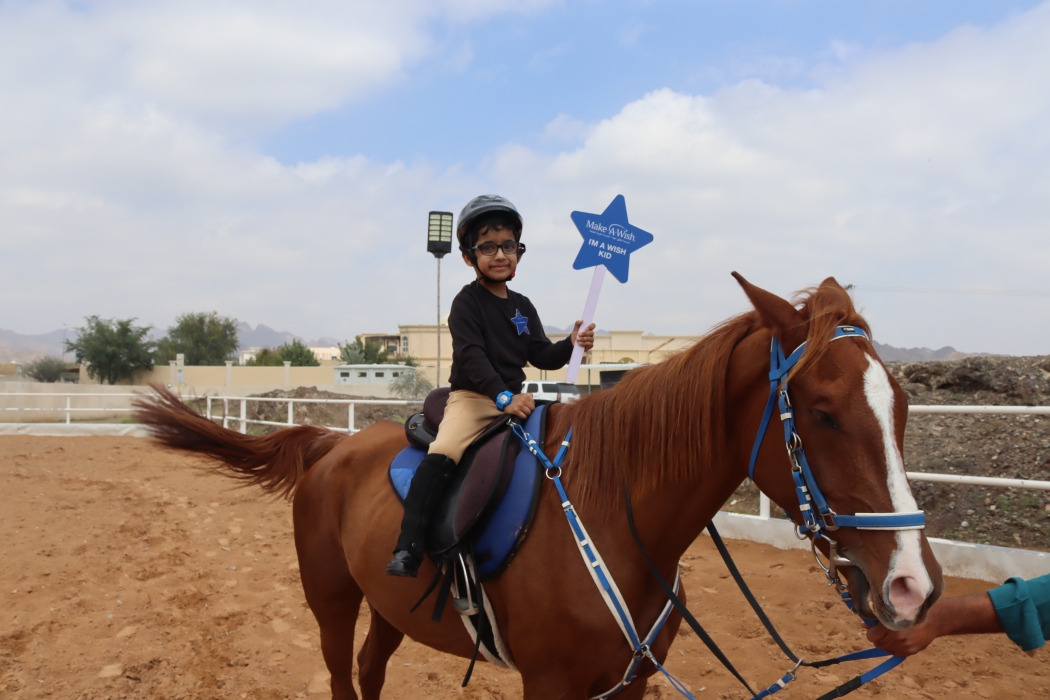 أمنية تُحقّق أمنية علي بأن يكون فارساً...صور