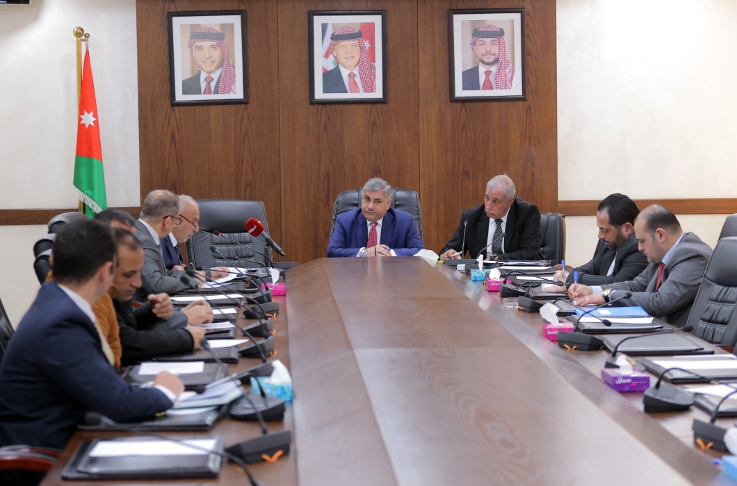 العمل النيابية تطالب بإيجاد حل لعاملي الشركة الأردنية السورية للنقل