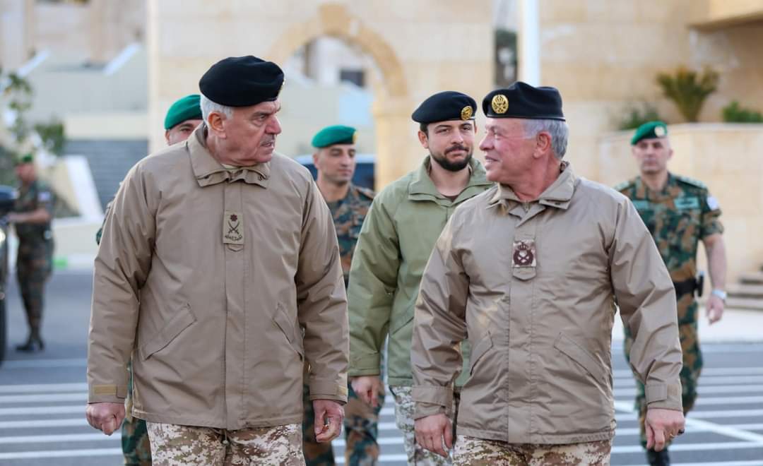 الملك يحضر مأدبة إفطار القيادة العامة للقوات المسلحة... صور 