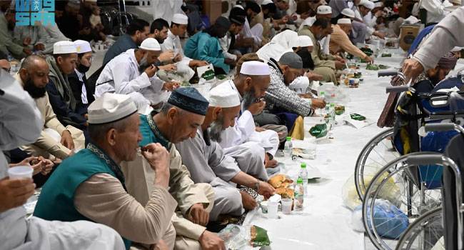 من أعظم مظاهر التكافل الاجتماعي.. السُفَر الرمضانية: في المسجد النبوي .. شغفٌ متوارث
