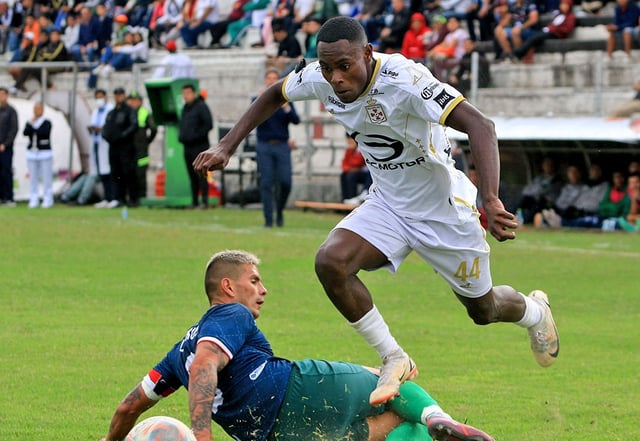 وفاة لاعب كولومبي بسكتة قلبية أثناء التدريبات