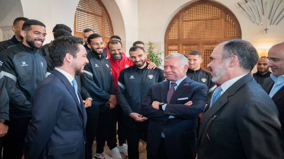 الملك ينعم بميدالية اليوبيل الفضي على لاعبي المنتخب الوطني وطاقمه الفني