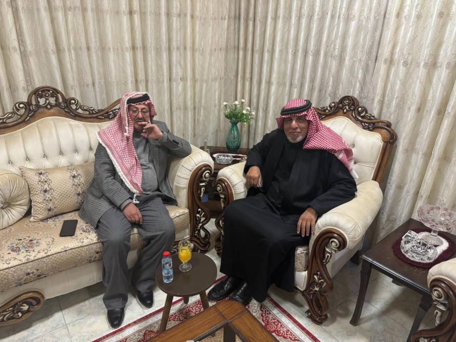 مستشار الملك لشؤون العشائر  البلوي يزور الشيخ ماجد سليمان ابو فرج للاطمئنان على صحته